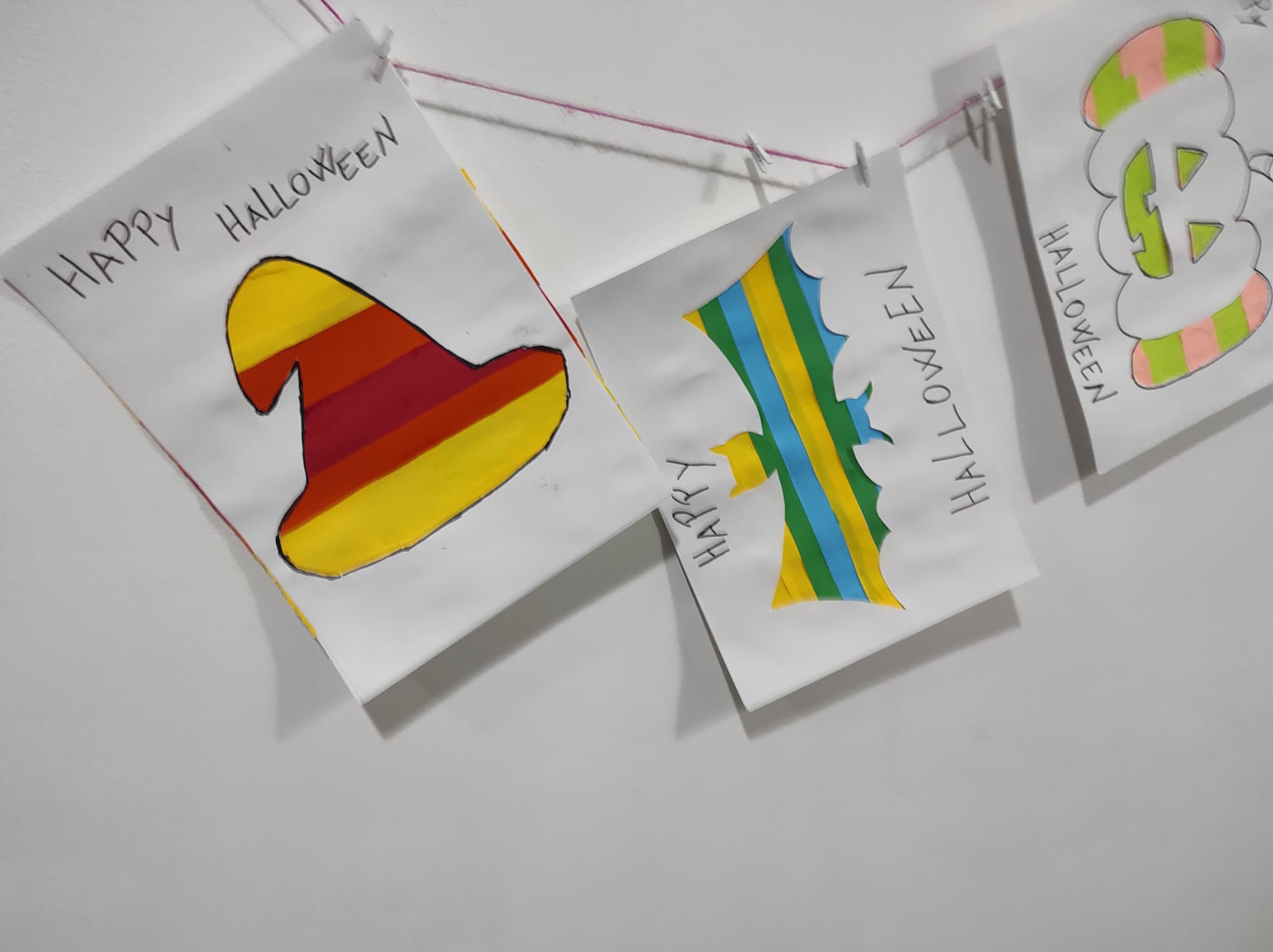 Decorazioni di Halloween realizzate a mano: cappello, pipistrello e zucca colorati