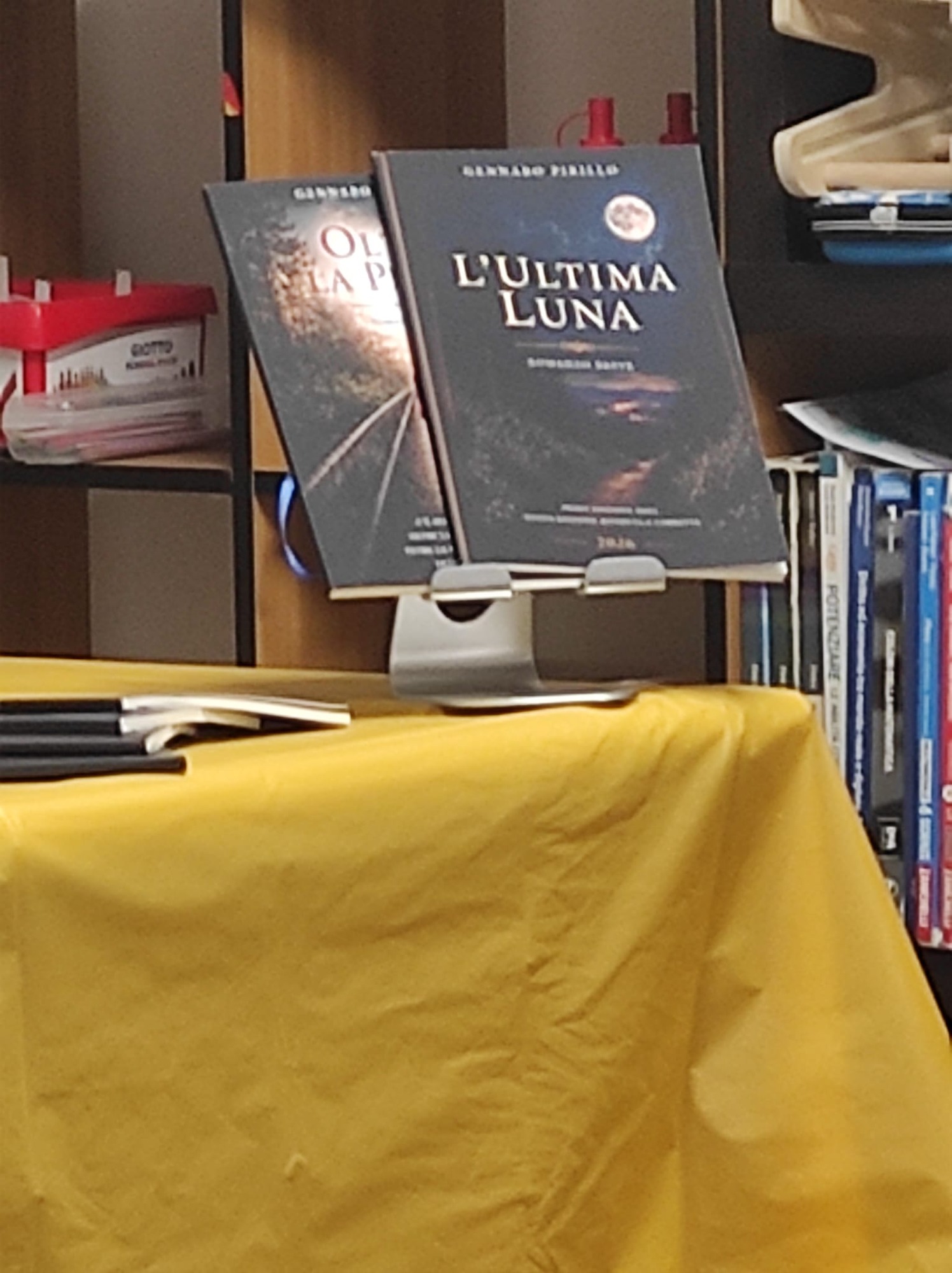 I libri L’ultima luna e Oltre la pineta esposti durante la serata