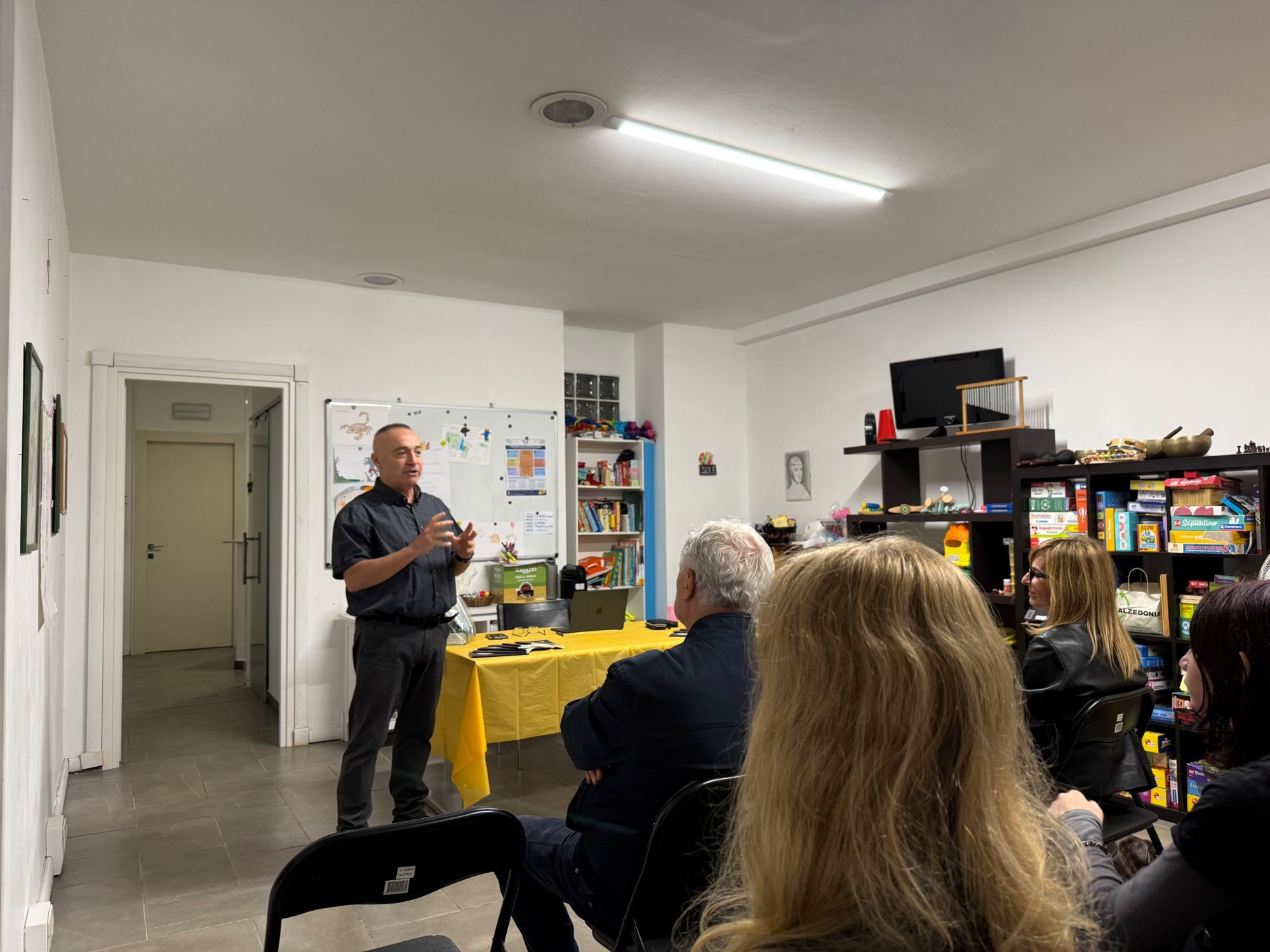 Gennaro Pirillo dialoga con il pubblico durante la presentazione al Centro Fenice